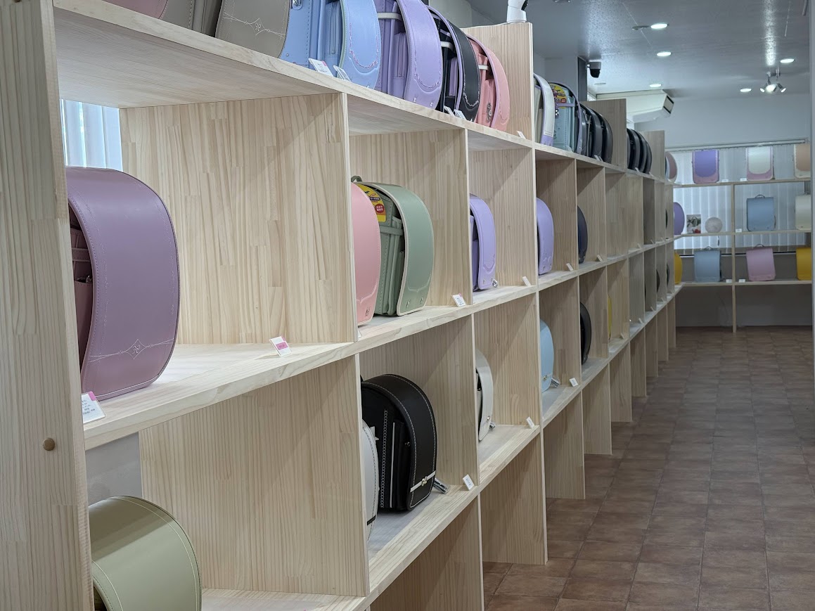 ランドセル店内・広々とした展示スペース